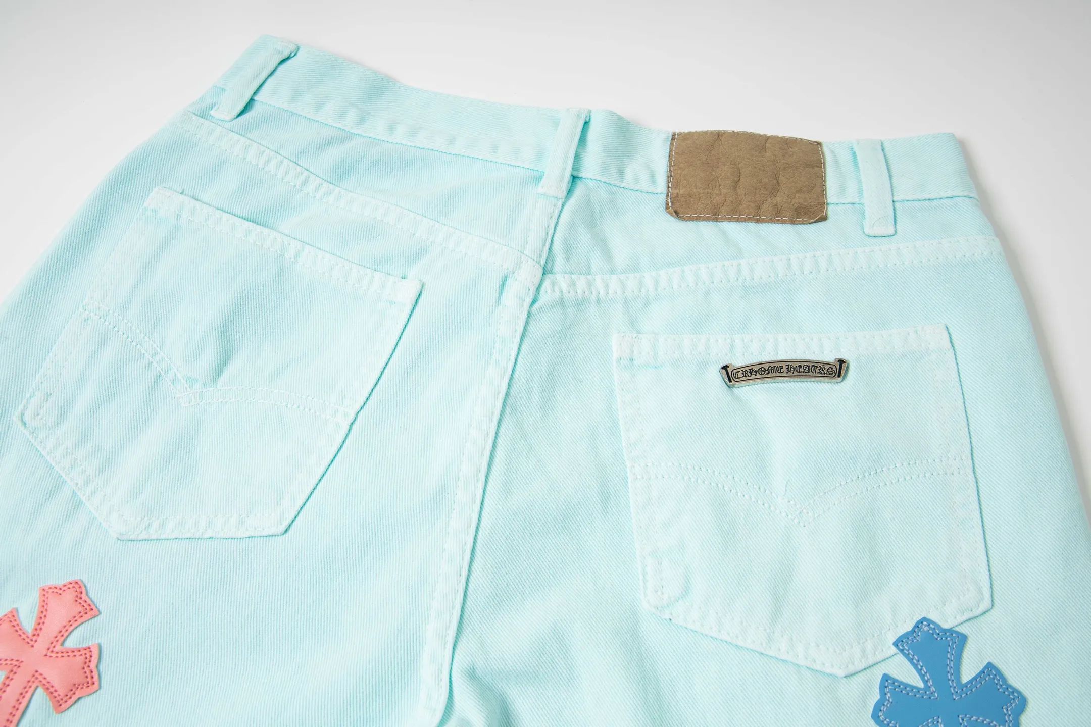 P240 (high version, running quantity) Chrome Hearts light blue blue pants, pink and blue patchwork leather couple's best friend jeans. CH jeans need to be washed and then disassembled and hand-ordered with sheepskin cross leather and then spliced ​​to complete. The whole piece has too many craftsmanship to describe. The patches are decorated with cross flowers, and the high-waisted washed jeans! ! Absolutely high-end luxury products, god-level single products and super popular products, made with top heavy industry, a must-see magic weapon. Customized hardware. The fabric is thick and soft after washing. It has good breathability. Customized small leather label. Unique design. The details are simple and elegant, and the workmanship is exquisite. The entire trousers are neatly routed and the details are in place! It’s so cool that both men and women can easily control the genderless trend! Style number: 1817# Color: Picture color Size: 28 30 32 34 36